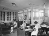 Personal i arbete vid F. Ahlgrens Tekniska Fabrik på Norra Skeppargatan 28 i Gävle. Kontoret, orderavdelningen, 1920-tal.