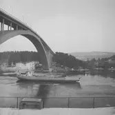 Fartyget Birgitte Frellsen vid Sandöbron
