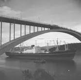 Fartyget Ellen Bakke vid Sandöbron
