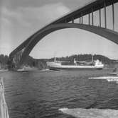 Fartyget Hilvarenbeek vid Sandöbron

