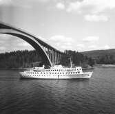 Fartyget Lindblad Polaris vid Sandöbron

