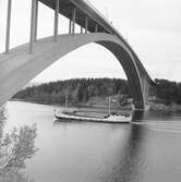 Fartyget Obereider vid Sandöbron

