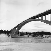 Fartyget Sonja vid Sandöbron

