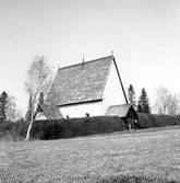 Lidens gamla kyrka bestod ursprungligen av en enkel rektangulär byggnad uppförd vid medeltidens slut (enl traditionen på 1480-talet). Vapenhus och sakristia tillkom relativt snart efter kyrkans byggande. En äldre kyrka antagligen av trä har sannolikt funnits på platsen. Väggarna är byggda av sten som sedan 1925 är vitputsade. Vid den nya kyrkans byggande 1858 raserades valven i den gamla kyrkan. Den stod utan underhåll till 1911 då konserveringsarbeten igångsattes. Kyrkan täcktes då av ett nytt spånklätt yttertak. Invändigt fick kyrkan ett tunnvalv av trä. Endast fragment återstår av målningarna från 1500-talets mitt eftersom valven är borta. På väggarna finns emellertid en del målningar som är framtagna. En ny uppförd klockstapel efter den gamla modellen är på plats.En granhäck är planterad där bogårdsmuren fanns, men en timrad stigport är bevarad. Interiören präglas av 1700-talet med altarprydnad och predikstol. Av medeltida inventarier finns bl a krucifix från 1200-talet och 1400-talet, madonnor från 1200-talets början och 1400-talet den senare stående i ett skåp (sex medeltida föremål är borta efter en stöld 1994).