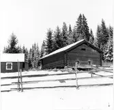 Fäbod. Nordöstra vallen: Vallen i östersluttning ner mot åker är oregelbundet bebyggd av sex timmerhus, de flesta rödfärgade, och ett enkelt kokhus av bräder med plåttäckt pulpettak. Husen är välhållna flertalet försedda med plåttak. Nedanför den sydvästra stugan står ett omålat fähus med påbyggt torrdass, en större lada och två rundtimrade ängslador med brädtak, små dörröppningar och högt placerad tröskel. Stugorna av enkelstugetyp har kokplatser av natur-sten utanför. Förutom slåtter tyder resterna av en kornhässja på att åkerbruk har bedrivits på fäboden. Vallarna längs vägen: Nordligast, väster om vägen, finns två delvis förändrade vallar med vardera timrad stuga och två fähus, varav ett dubbelfähus, samt två fritidsstugor med modern exteriör. Husen är i gott skick, utom två fähus med läckande sticktak. På norra vallen nära en rödfärgad enkelstuga står två vinkelställda fähus med skrätt resp. rundtimmer, det ena med ingång från långsidan och båsen utmed gavlarna. På södra vallen, i vinkel mot en stuga, står dubbelfähuset med vidbyggt torrdass och båsen längs gavelväggarna. Mittersta vallen öster om vägen omfattar tre rödfärgade timmerhus med tegel- /eternittak: en dubbelstuga med dörrar på långsidan, ett fähus och ett stall kring ett tun, delvis gräsmattetomt, inhägnad av ett enkelt staket av stolpar och liggande slanor. Stallbyggnaden med brädslagen regelstomme och timrad avdelning för hö har dubbelport på långsidan. På södra vallen väster om vägen står endast gammal ängslada, en fritidsstuga och vedbod. Ladan med varannan rännknut, varannan smalt kilat rundtimmer, har påbyggt brädskjul på baksidan. 