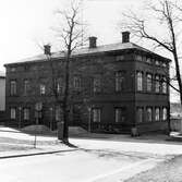 Domkapitelhuset. Uppfördes 1844 som gymnastik- och sånghus för Härnösands gymnasium efter ritningar av arkitekt C.G. Blom-Carlsson. År 1973 flyttades byggnaden från kvarteret Rådhuset vid Nybrogatan till Nygatan. Byggnaden restaurerades då exteriört efter originalritningar.