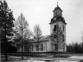 Ramsele nya kyrka. 1911 eller 1912. Kyrkan uppfördes efter ritningar av Ludvig Hawerman. Den vitputsade stenkyrkan fick ett fyrsidigt torn. Invändigt finns på korväggen ett målat skenperspektiv och blå draperier som sträcker sig utöver dörrarna till sakristian. Mitt över altaret står korset med svepduken inom en illusoriskt målad rund nisch mot bakgrund av vajande palmer. Målningarna utfördes av Göran Sundin och Anders Norberg.