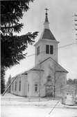 Björna kyrka. Byggd av trä efter ritning av arkitekt Fredrik W Scholander. Torn i väster. Nygotisk stil. 1890-talet läktare i väster. Bänkinredning från sekelskiftet. Fördjupat korparti.