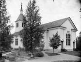 Björna kyrka. Byggd av trä efter ritning av arkitekt Fredrik W Scholander. Torn i väster. Nygotisk stil. 1890-talet läktare i väster. Bänkinredning från sekelskiftet. Fördjupat korparti.