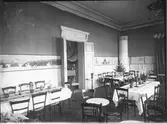 Del av matsalen vid Gävle Stads Arbetsstuga för barn Nr 2, på Södra Kungsgatan 31 i Gävle. Arbetsstugor inrättades för att håll främst fattigare barn sysselsatta med nyttigt arbete efter skoldagens slut.