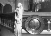 Dopfat och altarskåpsfigur i Sala sockenkyrka.