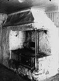 Interiör, eldstad, i bostad Flinkstugan före flytten till Vallby friluftsmuseum i Västerås.