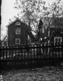 Manbyggnad, och vålbundet trä, apel, på Olles gård i Västra Vrenninge.