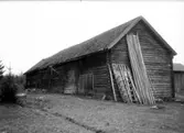 Loge och ladugård, baksida, på Ol Mats gård i Västra Vrenninge.
