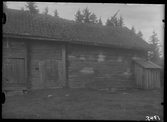Ladugård, sedd framifrån, på Ol Mats gård i Västra Vrenninge.