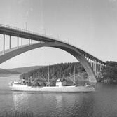 Fartyget Finn vid Sandöbron

