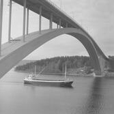 Fartyget Franz Held vid Sandöbron

