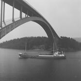 Fartyget Jomfruland vid Sandöbron

