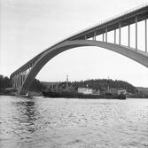 Fartyget Inge R Christophersen vid Sandöbron

