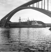 Fartyget Torun vid Sandöbron

