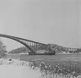 Oidentifierat lastfartyg vid Sandöbron