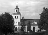 Sköns kyrka. Arkitekt A.K pettersson. Vitputsad stenkyrka med torn, vilket förhöjdes 1902. 1969 interiöra förändringar.