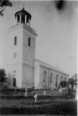 Timrå kyrka. Byggmästare Per Hagmansson. Vitputsad stenkyrka med torn. 1833-35 ändring  av tornöverbyggnaden (rundtempel).