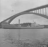 Fartyget Komsomolets Uzbekistana vid Sandöbron

