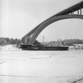 Fartyget Marmorhav vid Sandöbron

