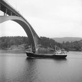 Fartyget Opnor vid Sandöbron

