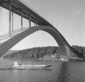 Fartyget Ria F vid Sandöbron

