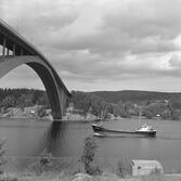 Fartyget Rorichmoor vid Sandöbron

