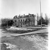 Fängelsets direktörsbostad. Till vänster i bild Storgatan, till höger Ådalsvägen. Huset står på nuvarande polishusets plats