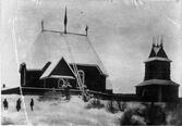 Junsele gamla kyrka i Mo, uppförd 1763 av Per Zackrisson från Kubbe i Anundsjö. Nedriven 1885. Fotografiet är taget omkring 1880.