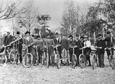 Cykelsällskap från Harplinge på utflykt till Torup 1903.