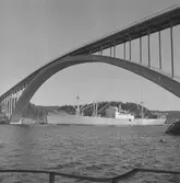 Fartyget Bernhard Ingelsson vid Sandöbron

