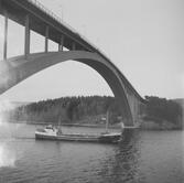 Fartyget Donar vid Sandöbron
