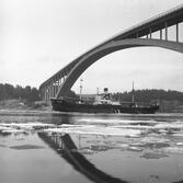 Fartyget Kahlberg vid Sandöbron