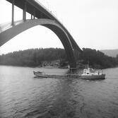 Fartyget Lindö vid Sandöbron