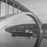 Fartyget Waren vid Sandöbron