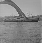 Fartyget Becky vid Sandöbron

