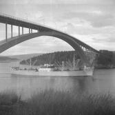 Fartyget Inga Gorthon vid Sandöbron

