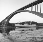 Fartyget Otis vid Sandöbron

