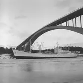 Fartyget Tundraland vid Sandöbron

