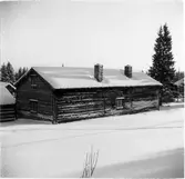 Ångermanlandsgården är ett exempel på den kringbyggda nordsvenska gårdstyp som var vanlig i länet från medeltiden fram till 1880- talet. Gården är sammansatt av flera mindre hus för olika ändamål- mangårdsbyggnad, födorådsstuga, portloft, stall, fähus och loge. Husen kommer från olika byar i övre Ådalen. Våren 2002 eldhärjades gården. År 2003 startar återuppbyggnaden. Vedlidret byggs upp på nytt och stallet ersätts med en byggnad som flyttas från en annan plats på friluftsmuseet.