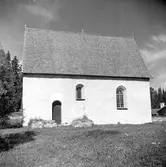 Högsjö gamla kyrka, exteriör. Den gamla kyrkan uppfördes i slutet av 1300-talet. Den brändes av ryssarna 1721. Kyrkan renoverades under kommande 15 åren under ledning av Hans Biskop en österbottnisk bildhuggare. Han tillverkade predikstolen och altaruppsättningen i kyrkan samt en del små inventarier. Bänkinredning samt läktare i väster är tillverkade av Jonas Lund och Olof Johansson Brandt. Förgyllning och målning av inredningen och de nya inventarierna gjordes av Erik Fällström på 1730-talet. 