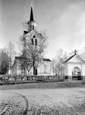 Njurunda kyrka ligger strax intill Medelpads näst största gravfält. Upp till kyrkan leder två vägar kantade av kyrkstallar. 1862 uppfördes kyrkan under ledning av byggmästare J. Nordell, arkitekten var Johan Fredrik Åbom. Kyrkan invigdes den 30 april 1865 av biskop A.F. Beckman.; Kyrkorummet är en treskeppig basilika. En genomgripande restaurering utfördes på 1990-talet. Kyrkan består av ett klocktorn, ett stort rektangulärt långhus och ett polykront kor. Sakrestia och arkivrum ligger inom långhuset i nordöst respektive sydöst. kyrkan är putsad och byggd i sten förutom det förhöjda mittskeppet och korets förhöjda del.