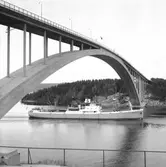 Fartyget Gudur vid Sandöbron

