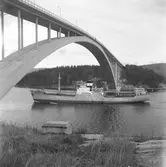 Fartyget Hugo Nielsen vid Sandöbron

