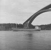 Fartyget Jan Tavenier vid Sandöbron
